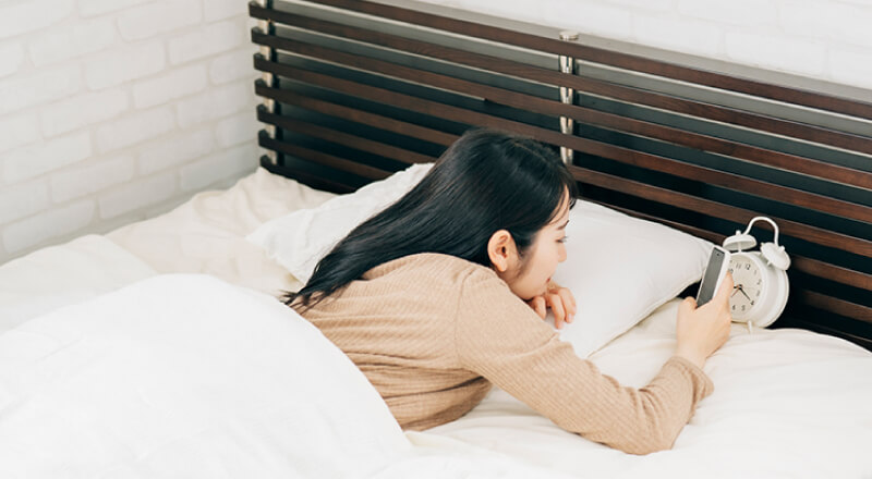 寝る1時間前はスマホを控える